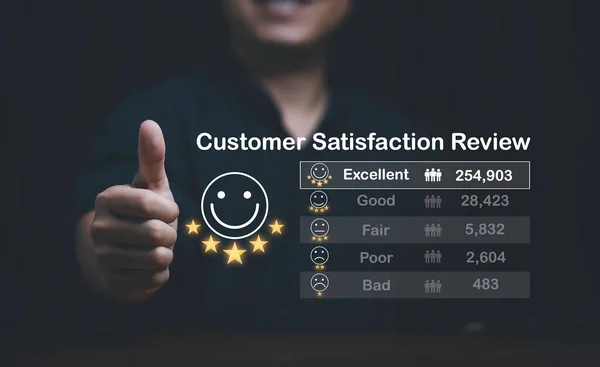 ビジネスマン手親指で笑顔と5つ星で優れた評価結果と顧客満足度の概念 — ストック写真