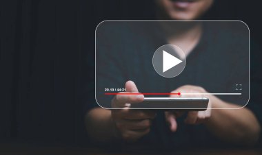 Adam akıllı telefonu tutuyor ve canlı yayın için internet ve multimedya teknolojisi kavramını izliyor..