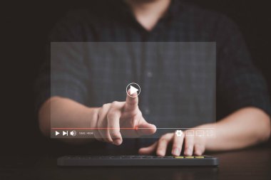 İnternet ve multimedya teknolojisi konseptinde video yayını için adam izleme ve canlı pencere.