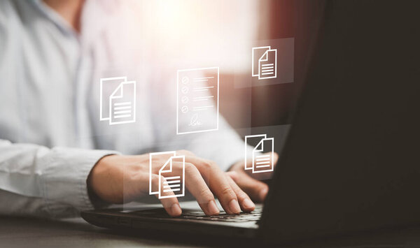 Ручная работа с ноутбуком с виртуальным экраном и документом для онлайн-утверждения безбумажного обеспечения качества и концепции управления ERP.