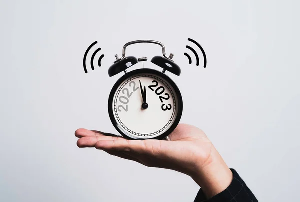 Mão Segurando Relógio Alarme Preto Que Imprimir Mudança Ano Tela — Fotografia de Stock