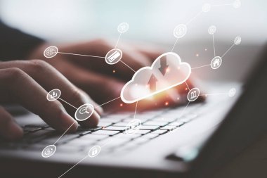 Bilgi aktarmak ve uygulama yüklemek için sanal bulut bilgisayarı kullanan iş adamı. Teknoloji dönüşümü kavramı.