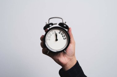 2022 yılı için siyah alarm saati 2023 yılına kadar devam ediyor. Mutlu Noeller ve mutlu yıllar konsepti..