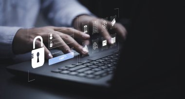 Teknoloji güvenlik sisteminin kullanıcı adı ve şifresini girmek ve hacker konseptini önlemek için klavye dizüstü bilgisayarında yazan işadamı.