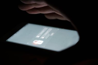 Teknoloji güvenlik sistemi için kullanıcı adı ve parola ekranı olan akıllı telefon monitörüne el kapağı ve hacker konseptini engelle.