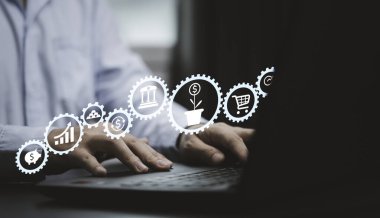 İşadamı, yatırım simgesi olan grafik ve grafiği kullanarak yatırım konseptinden en iyi avantajı elde etmek için bu tür domuz sikkeleri, altın külçeleri ve gayrimenkulleri kullanır..