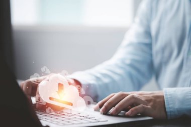 Bilgi aktarmak ve uygulama yüklemek için sanal bulut bilgisayarı kullanan iş adamı. Teknoloji dönüşümü kavramı.