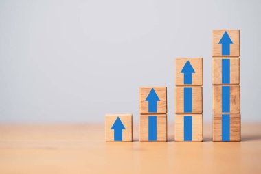 İş ve satış büyüme kavramı için tahta küp bloğuna ekran yazdıran ok yukarı.