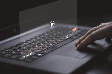 Adam internet ve multimedya teknolojisi konseptinde video yayınını izlemek ve canlı izlemek için dizüstü bilgisayar kullanıyor.