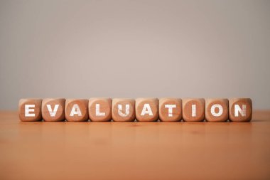 Müşteri anketi konsepti için tahta küp bloğundaki yazıcı ekran değerlendirmesi.