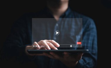 Adam tableti tutuyor ve canlı yayın için internet ve multimedya teknolojisi kavramını izliyor..