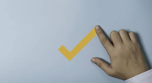 Χέρι Γράψιμο Κίτρινο Τσιμπούρι Σωστό Σήμα Μπλε Φόντο Για Εγκρίνει — Φωτογραφία Αρχείου