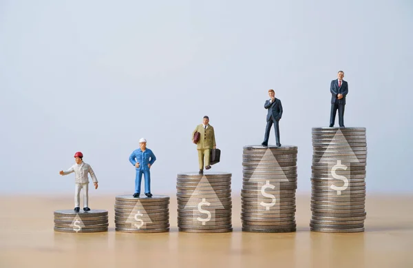 Worker Businessmen Miniature Figure Standing Increasing Coins Stacking Arrow Dollar — Stok fotoğraf