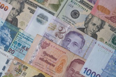 Dünya çapında çeşitli banknotların kapatılması, döviz kuru için kazanılan dolar Yuan Baht Peso Won veya Forex yatırım ve para transfer konseptidir..
