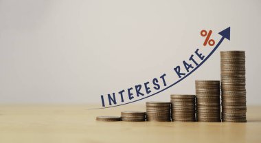 Madeni paraların okla istiflenmesi ve finansal planlama ve faiz oranı büyüme konsepti için ahşap masa üzerindeki yüzdenin artırılması.