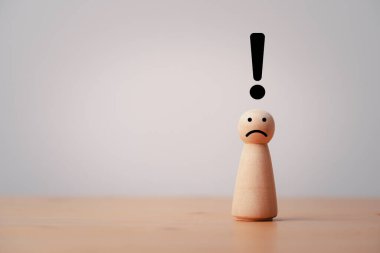 Yatırım konseptinden önce finansal planlama ve analiz için uyarı ya da uyarı işareti ile ayakta duran işadamı figürü.