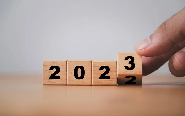 Hand Vända Trä Block Kub Att Ändra 2022 Till 2023 — Stockfoto