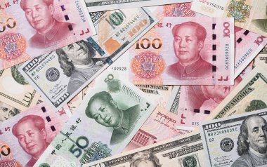 ABD ve Çin arasındaki ekonomik gümrük vergisi ve ticaret bariyerlerinin sembolü olarak ABD doları ve Yuan banknotunun en üst görüntüsü.