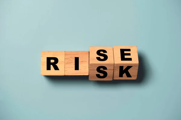 Fakocka Blokk Megfordítása Emelkedés Kockázatelemzés Kockázatkezelés Koncepciója Között — Stock Fotó