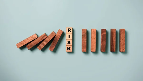 Вид Сверху Формулировку Риска Деревянном Кубическом Блоке Остановки Деревянного Падающего — стоковое фото