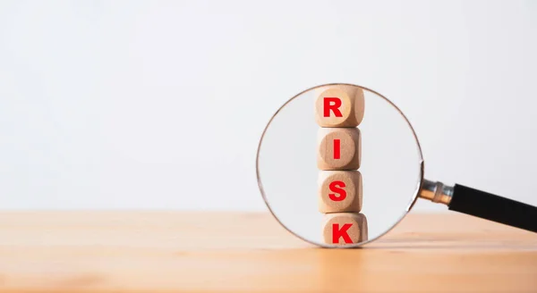 Nagyító Vörös Kockázatú Megfogalmazással Fablokk Kockákon Fókusz Kockázatelemzés Kezelés Koncepciójához — Stock Fotó