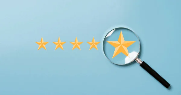 製品とサービスのコンセプトを使用した後 顧客に焦点を当てるためにブルーの背景に拡大鏡ガラスの中の5つの黄金の星 — ストック写真