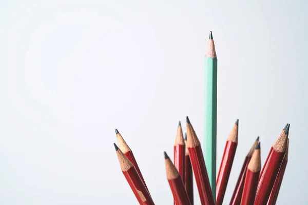Crayon Bleu Sort Des Crayons Rouges Pour Leadership Exceptionnel Une — Photo