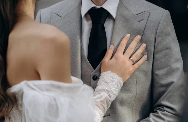 Kadın elini erkeğin göğsüne koydu. Bir erkeğin göğsünde güzel bir manikürle nazik bir kadın eli.