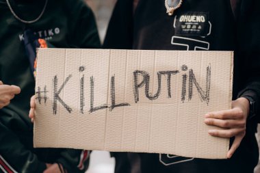 Barselona, İspanya - 24 Şubat 2022: Ukrayna 'da savaşa karşı barışçıl bir gösteri. Rusya 'nın Ukrayna' daki savaşına karşı protestocular. Sancak Öldüren Putin