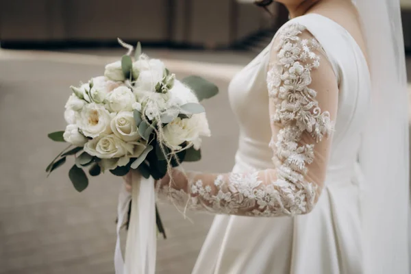 Bela Noiva Segura Buquê Branco Buquê Rosas Brancas Mãos Mulheres — Fotografia de Stock