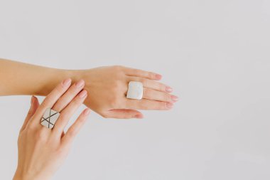 Gümüş yüzüklü kadın elleri. Moda aksesuarları