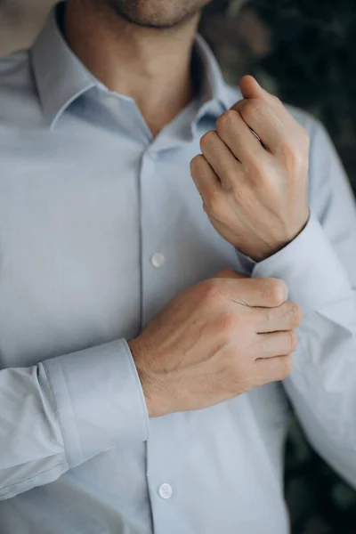 Feche Noivo Que Prepara Manhã Dia Casamento Bonito Jovem Vestindo — Fotografia de Stock