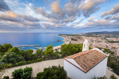 Blanes Plajı ve Sahili İspanya 'da Castell Sant Joan' dan görüldü.