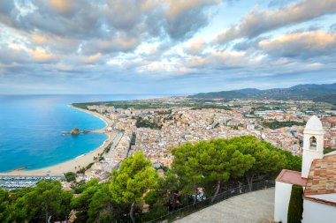 Blanes Plajı ve Sahili İspanya 'da Castell Sant Joan' dan görüldü.
