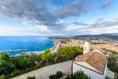 Blanes Plajı ve Sahili İspanya 'da Castell Sant Joan' dan görüldü.