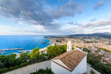 Blanes Plajı ve Sahili İspanya 'da Castell Sant Joan' dan görüldü.