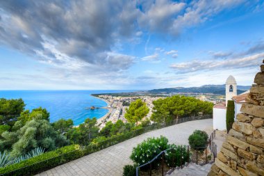 Blanes Plajı ve Sahili İspanya 'da Castell Sant Joan' dan görüldü.