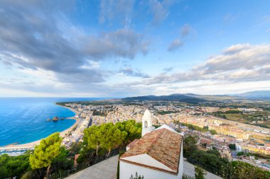 Blanes Plajı ve Sahili İspanya 'da Castell Sant Joan' dan görüldü.