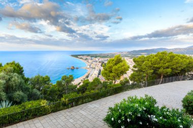 Blanes Plajı ve Sahili İspanya 'da Castell Sant Joan' dan görüldü.