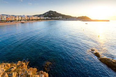 Sa Palomera 'dan Blanes şehri ve plajı İspanya' da sabah