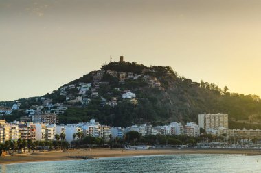 Sa Palomera 'dan Blanes şehri ve plajı İspanya' da sabah