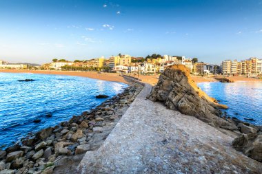 Sa Palomera 'dan Blanes şehri ve plajı İspanya' da sabah