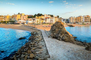 Sa Palomera 'dan Blanes şehri ve plajı İspanya' da sabah