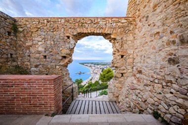 Castell Sant Joan Blanes şehri ve İspanya 'da sabah ışıkları