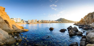 Sa Palomera 'dan Blanes şehri ve plajı İspanya' da sabah