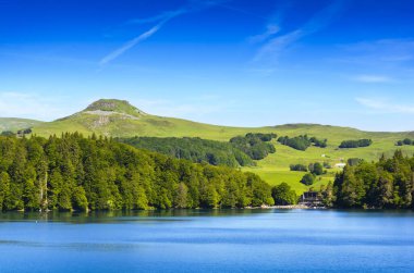 Lake Pavin Auvergne içinde manzara sırasında güzel bir gün, Fransa