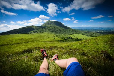 Puy de Dome dağ ve yürüyüşçüler bacaklar, Auvergne, Fransa