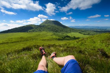 Puy de Dome dağ ve yürüyüşçüler bacaklar, Auvergne, Fransa