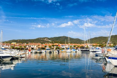 Porto Ottiolu Sardinya adasında çardak