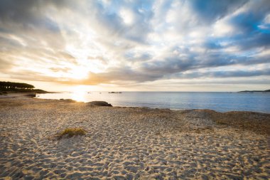 İzole bulutlar, Sardunya, İtalya ile gündoğumu kumsalda